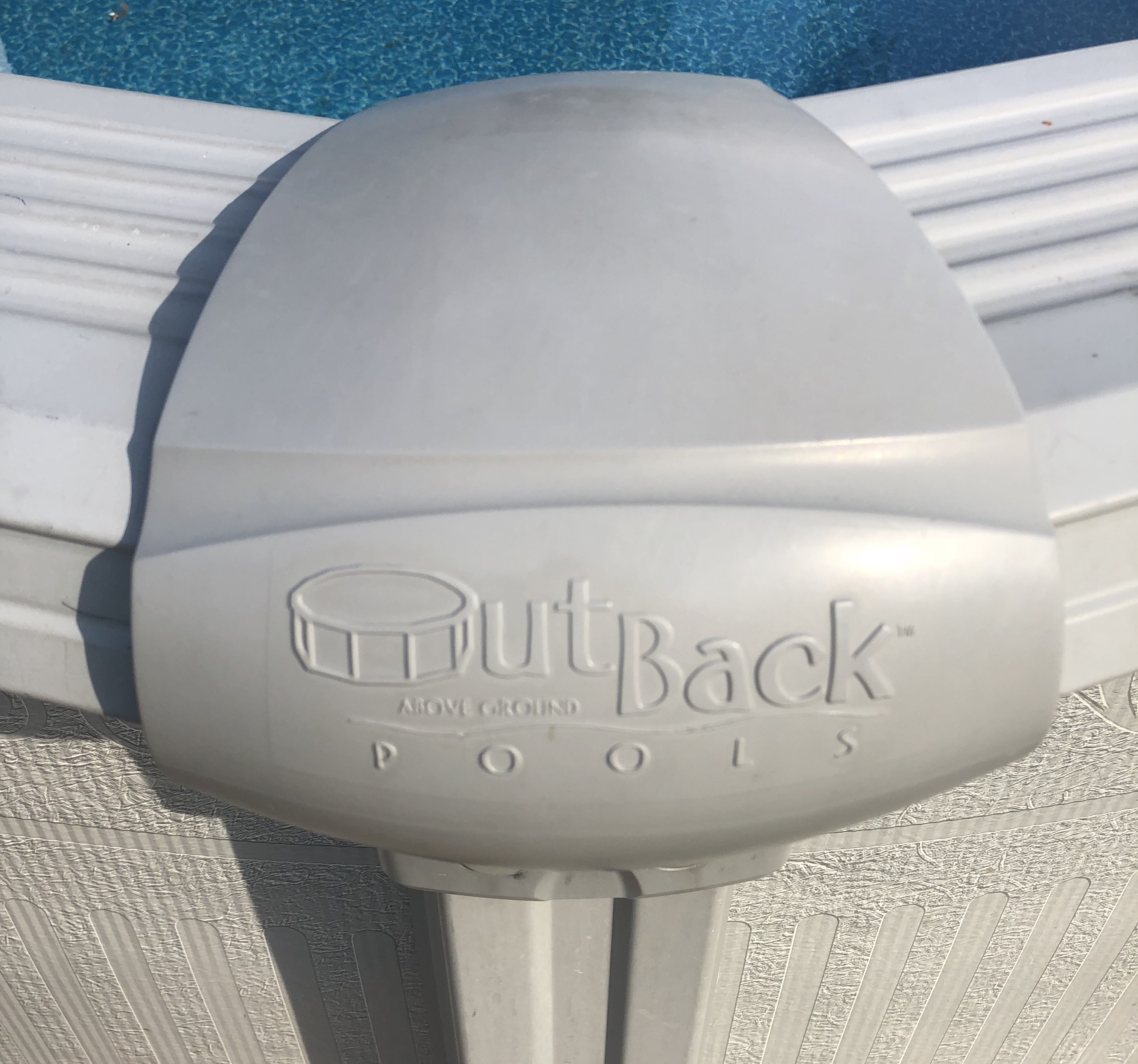 Top connector for an outback pool